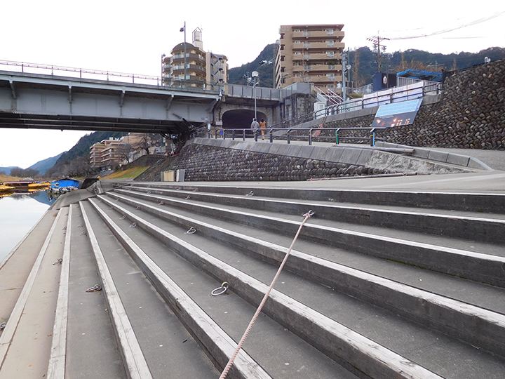 実写_鵜飼観覧船事務所前01